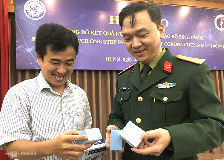 PGS. TS Hồ Anh Sơn (phải) Chủ nhiệm đề tài và đại diện Công ty cổ phần Việt Á giới thiệu bộ kit tại buổi họp báo. Ảnh: BN.