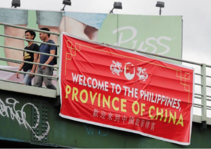 Biểu ngữ in bằng 2 thứ tiếng, ví Philippines như một tỉnh của Trung Quốc treo trên một cây cầu vượt ở thủ đô Manila gây xôn xao dư luận Philippines hồi tháng 7/2018. Ảnh: Reuters.