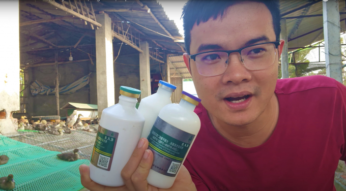 Tùng - người cung cấp các loại thuốc, vacxin thú y nhập lậu cho các trại chăn nuôi ngan, vịt giới thiệu 3 sản phẩm vacxin E.coli - Bại huyết do Trung Quốc sản xuất. Ảnh: Minh Phúc.